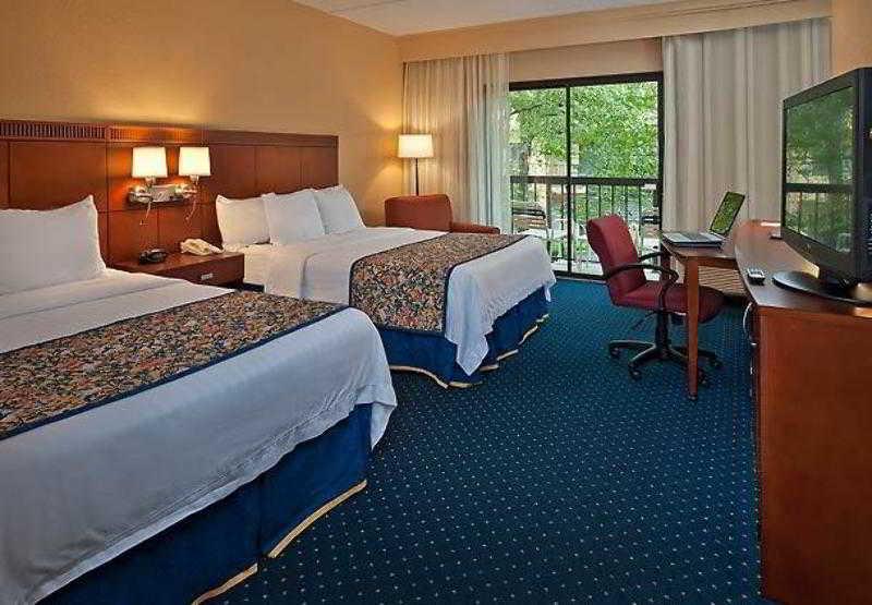 Courtyard Charlotte Arrowood Hotel Room photo
